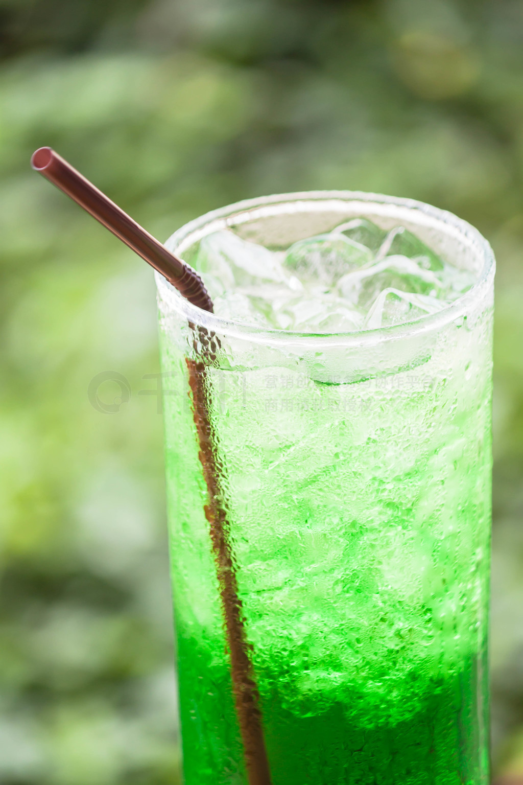 清爽無酒精 綠色飲料加上冰塊的品位解鎖